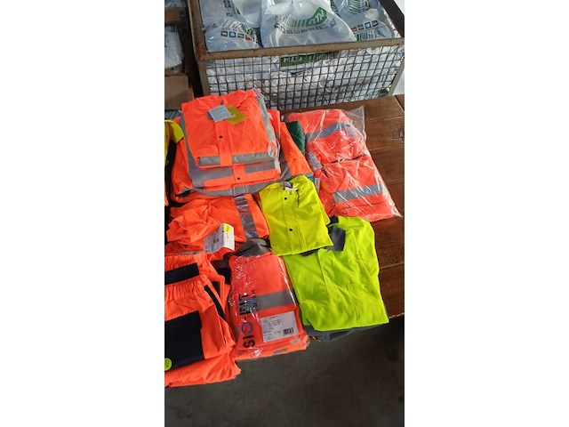 Ca. 240x diverse werkkleding - afbeelding 10 van  23