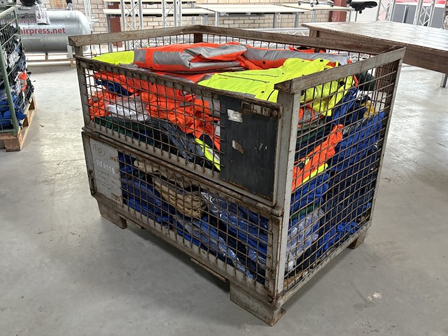 Ca. 240x diverse werkkleding - afbeelding 1 van  23