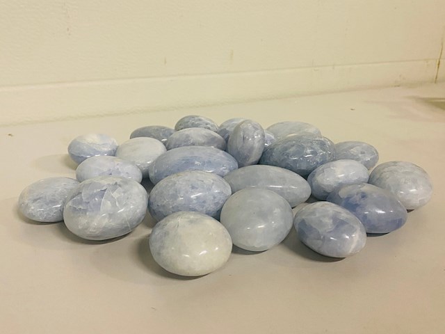 Ca. 24x calciet blauw handsteen - afbeelding 1 van  4