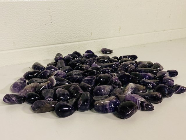 Ca. 2500 gram amethist trommelstenen, paars - afbeelding 1 van  3