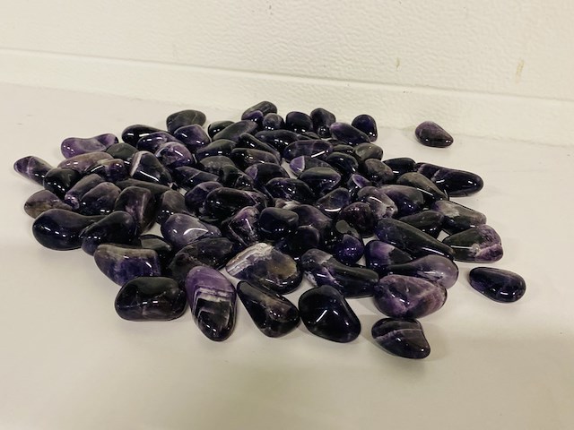 Ca. 2500 gram amethist trommelstenen, paars - afbeelding 2 van  3