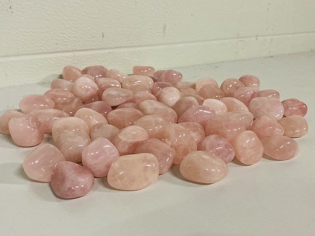 Ca. 2500x gram rozenkwarts trommelstenen xxl - afbeelding 1 van  3