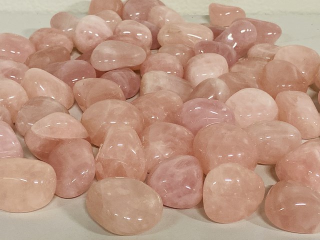 Ca. 2500x gram rozenkwarts trommelstenen xxl - afbeelding 3 van  3