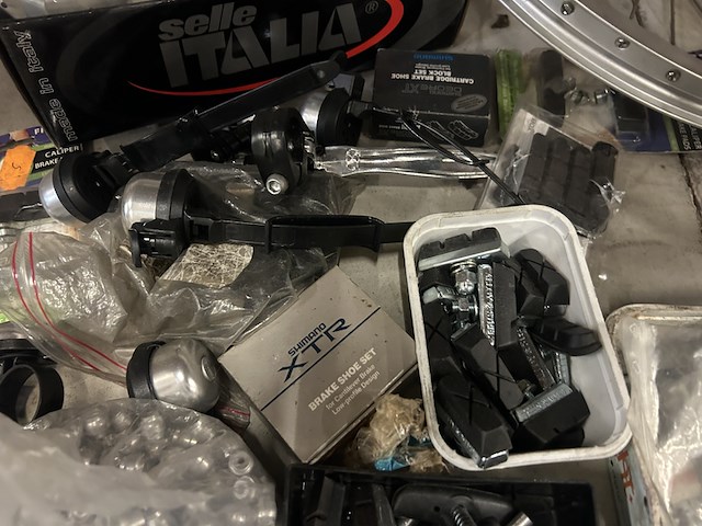 Ca. 250x fietsaccessoires w.o. standaards, remblokjes, w.o. selle italia, pletscher, shimano - afbeelding 2 van  11