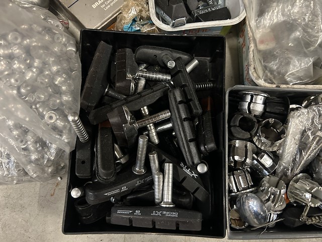 Ca. 250x fietsaccessoires w.o. standaards, remblokjes, w.o. selle italia, pletscher, shimano - afbeelding 3 van  11
