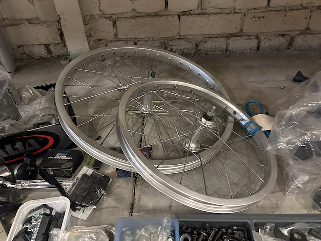 Ca. 250x fietsaccessoires w.o. standaards, remblokjes, w.o. selle italia, pletscher, shimano - afbeelding 5 van  11