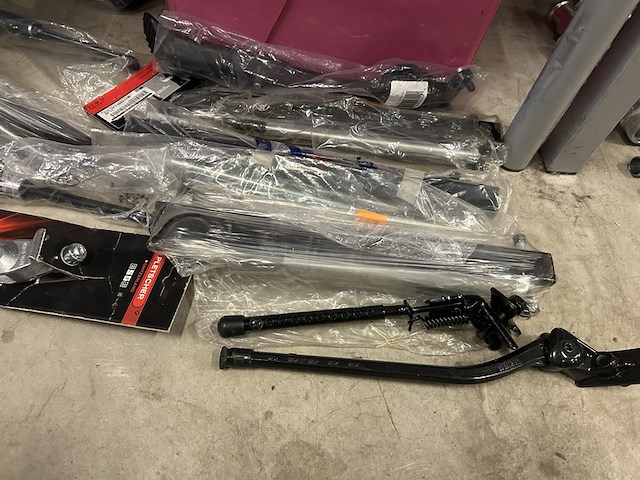 Ca. 250x fietsaccessoires w.o. standaards, remblokjes, w.o. selle italia, pletscher, shimano - afbeelding 8 van  11