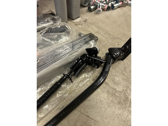 Ca. 250x fietsaccessoires w.o. standaards, remblokjes, w.o. selle italia, pletscher, shimano - afbeelding 11 van  11