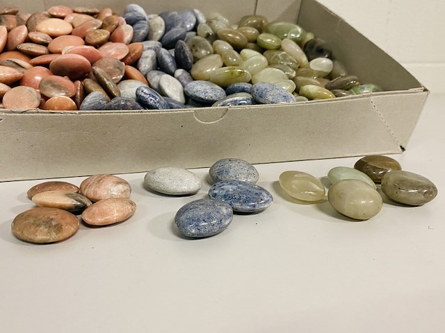 Ca. 250x handsteen rhodoniet/maansteen/lazuliet - afbeelding 2 van  5