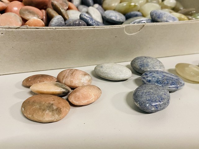 Ca. 250x handsteen rhodoniet/maansteen/lazuliet - afbeelding 3 van  5