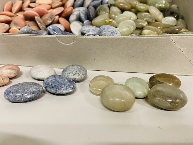 Ca. 250x handsteen rhodoniet/maansteen/lazuliet - afbeelding 4 van  5