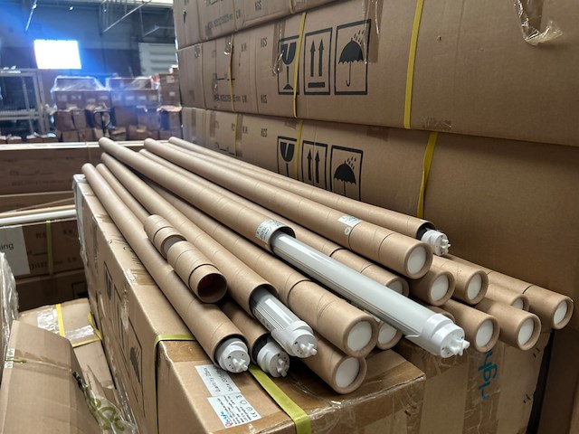 Ca. 250x led tube 18w 3000k 1197 mm, qbright, qb-lt-18w-3k-105-1197 - afbeelding 1 van  4
