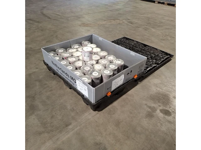 Ca. 25x 2.5 liter blikken verf inclusief palletbox, b & q colors, wit - afbeelding 1 van  10