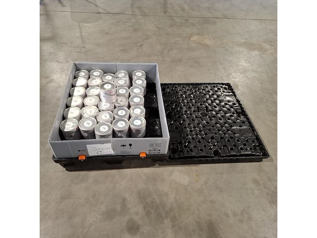 Ca. 25x 2.5 liter blikken verf inclusief palletbox, b & q colors, wit - afbeelding 3 van  10