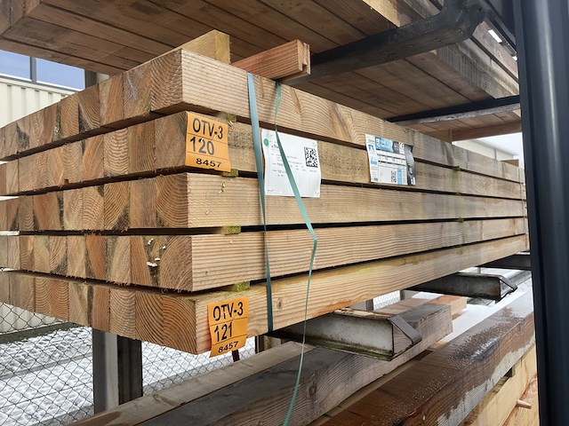 Ca. 25x douglas balken fijnbezaagd, 100x100, lengte 300cm - afbeelding 2 van  3