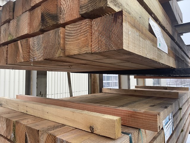 Ca. 25x douglas balken fijnbezaagd, 100x100, lengte 300cm - afbeelding 1 van  3