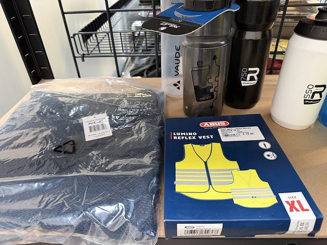 Ca. 25x fietsaccessoires w.o. regenkleding en fietscovers - afbeelding 2 van  10