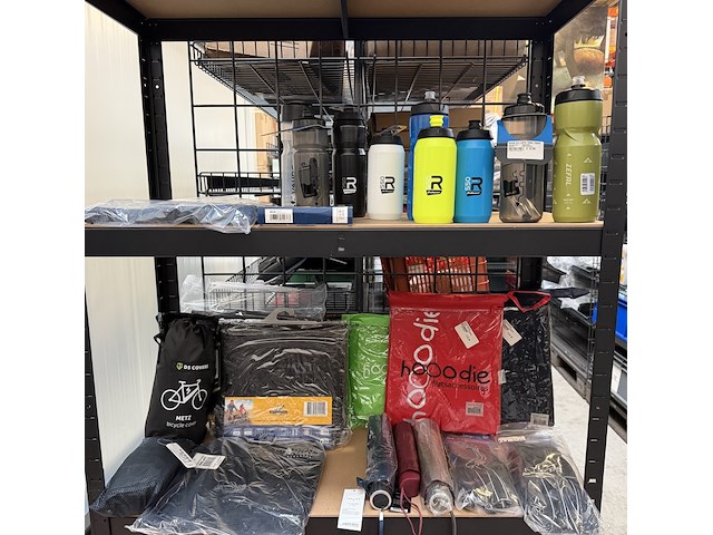 Ca. 25x fietsaccessoires w.o. regenkleding en fietscovers - afbeelding 1 van  10