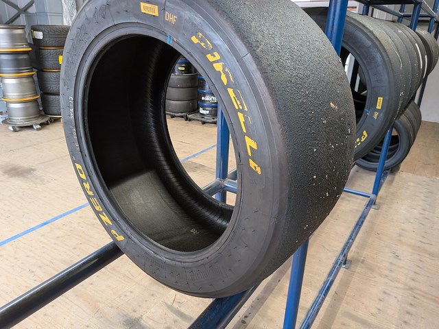 Ca. 25x raceband slicks pirelli - afbeelding 10 van  35