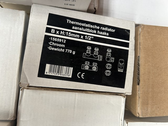 Ca. 25x sanitair en installatiemateriaal w.o. aansluitblokken - afbeelding 7 van  8