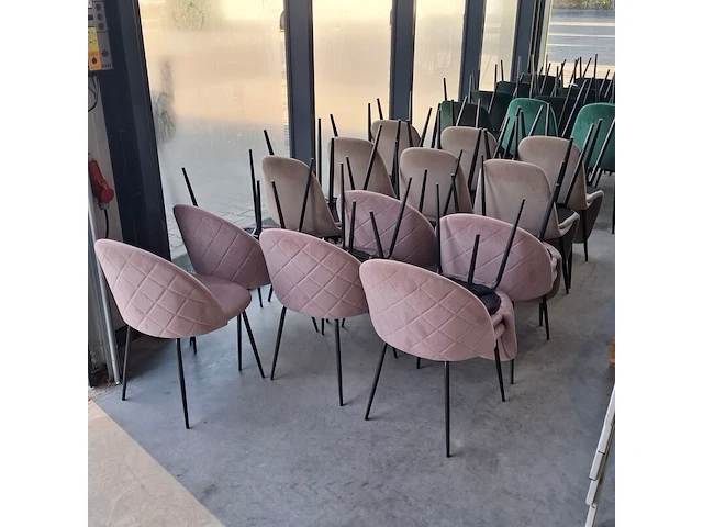 Ca. 25x velvet horecastoelen – roze & beige/grijs - afbeelding 2 van  8