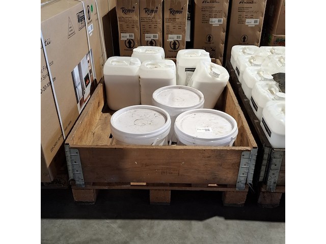 Ca. 25x water- based disperson primer á 10kg met 3x emmer lijm, mn, zsm-100 - afbeelding 3 van  6