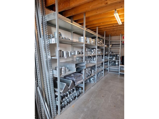 Ca. 26 meter metalen legbord stelling - afbeelding 1 van  7