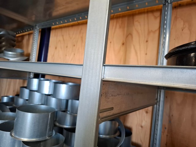 Ca. 26 meter metalen legbord stelling - afbeelding 5 van  7