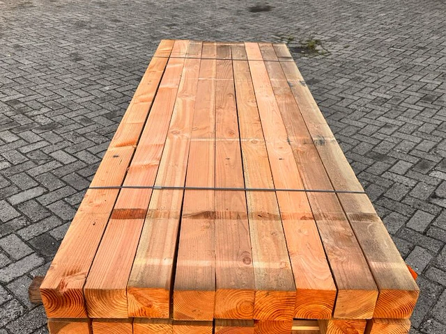 Ca. 26x douglas balken fijnbezaagd, 120x120mm, lengte 300cm - afbeelding 1 van  3