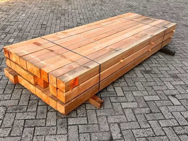Ca. 26x douglas balken fijnbezaagd, 120x120mm, lengte 300cm - afbeelding 2 van  3