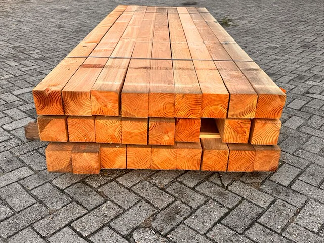 Ca. 26x douglas balken fijnbezaagd, 120x120mm, lengte 300cm - afbeelding 3 van  3