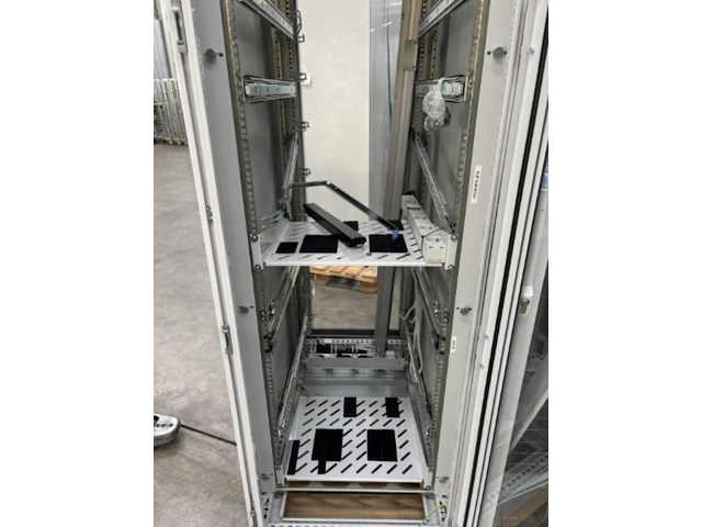 Ca. 26x serverkast - afbeelding 37 van  40