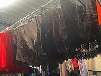 Ca. 26x vrouw, gilets en een onderrok - afbeelding 2 van  5