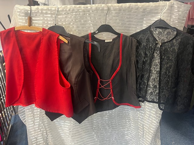 Ca. 26x vrouw, gilets en een onderrok - afbeelding 3 van  5