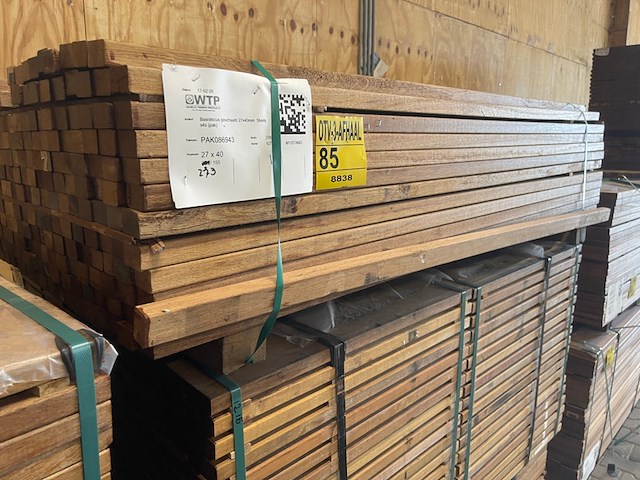 Ca. 273x guyana teak latten geschaafd, 27x40mm, lengte 155cm - afbeelding 2 van  3