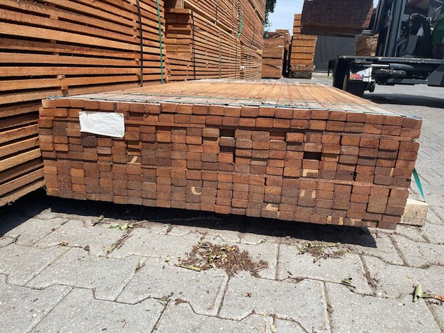 Ca. 276x angelim pedra latten geschaafd, 21x40mm, lengte 185cm - afbeelding 2 van  3