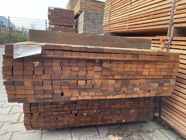 Ca. 276x angelim pedra latten geschaafd , 21x40mm, lengte 365cm - afbeelding 2 van  3