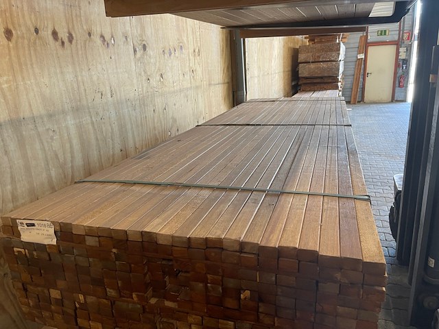 Ca. 276x guyana teak latten geschaafd, 27x40mm, lengte 305cm - afbeelding 1 van  3
