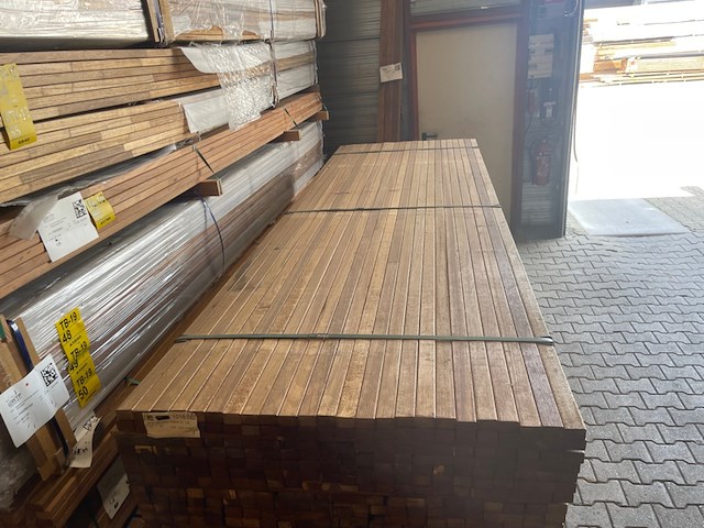 Ca. 276x guyana teak latten geschaafd, 27x40mm, lengte 305cm - afbeelding 1 van  3