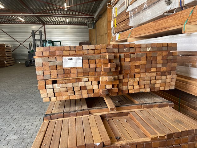 Ca. 276x guyana teak latten geschaafd, 27x40mm, lengte 305cm - afbeelding 2 van  3