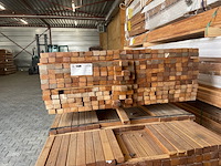 Ca. 276x guyana teak latten geschaafd, 27x40mm, lengte 305cm - afbeelding 2 van  3