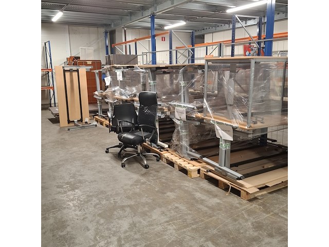 Ca. 27x bureau, 2x bureaustoel en 1x tafel, o.a. gispen - afbeelding 7 van  20