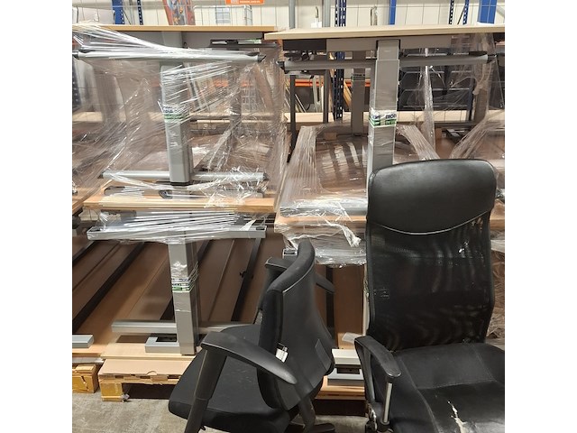 Ca. 27x bureau, 2x bureaustoel en 1x tafel, o.a. gispen - afbeelding 10 van  20