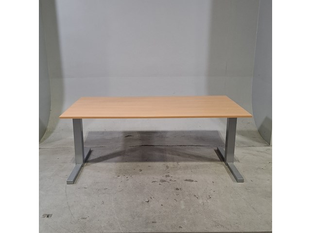 Ca. 27x bureau, 2x bureaustoel en 1x tafel, o.a. gispen - afbeelding 1 van  20