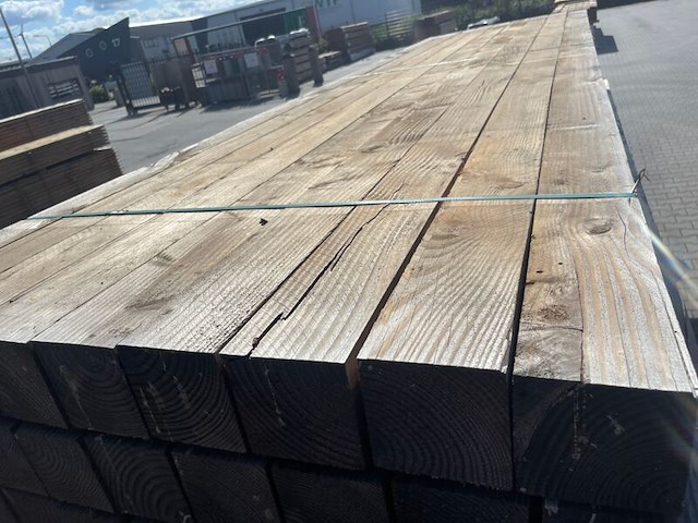 Ca. 27x douglas balken fijnbezaagd, 120x120mm, lengte 400cm - afbeelding 1 van  3