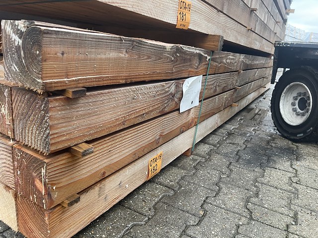 Ca. 27x douglas balken fijnbezaagd, 120x120mm, lengte 500cm - afbeelding 2 van  3