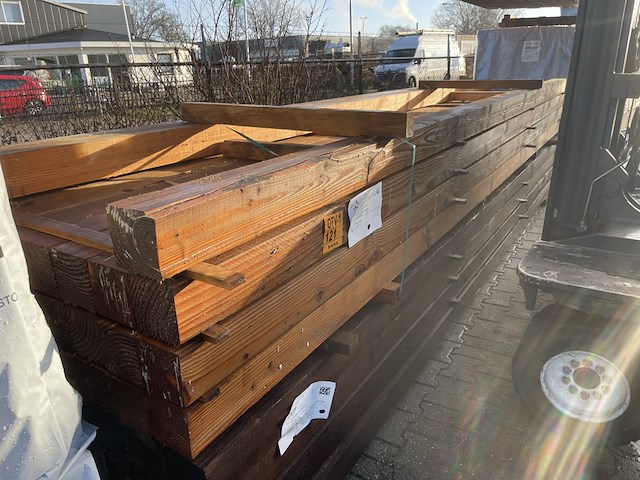 Ca. 27x douglas balken fijnbezaagd, 120x120mm, lengte 500cm - afbeelding 2 van  3