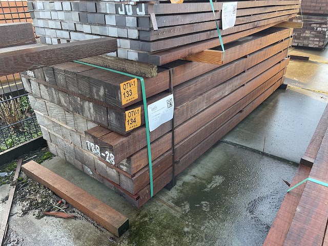Ca. 27x guyana teak balken fijnbezaagd, 100x100mm, lengte 300cm - afbeelding 4 van  4