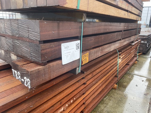 Ca. 27x guyana teak balken fijnbezaagd, 100x100mm, lengte 300cm - afbeelding 4 van  4