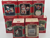 Ca. 27x kerst beeldje, enesco, o.a. paint your holidays bright - afbeelding 1 van  13